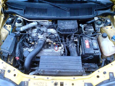 Cała komora silnika.